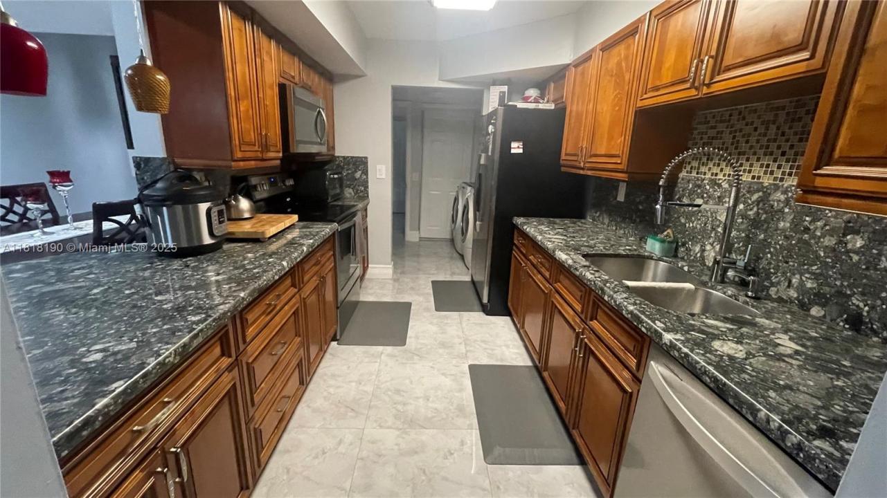 11040 S Lakeview Dr, Pembroke Pines, FL 33026