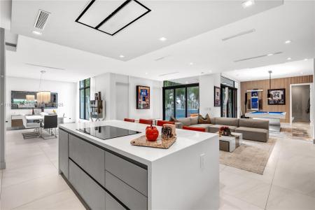 10530 NW 67th Ter, Doral, FL 33178