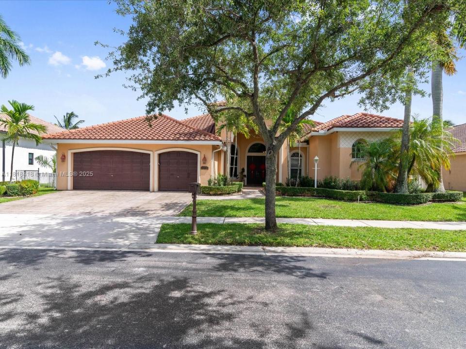 13732 NW 11th Ct, Pembroke Pines, FL 33028