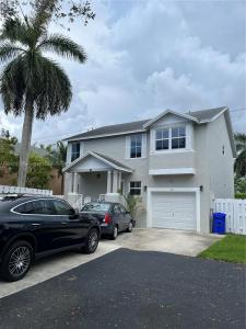 470 NW 102nd Ter, Pembroke Pines, FL 33026