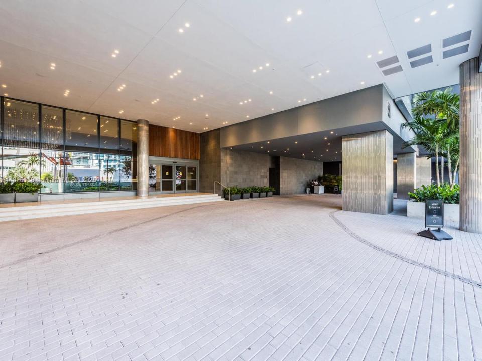 88 SW 7th St 3810, Miami, FL 33130