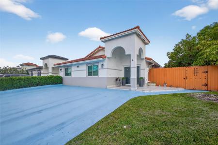 8905 NW 112th St, Hialeah Gardens, FL 33018