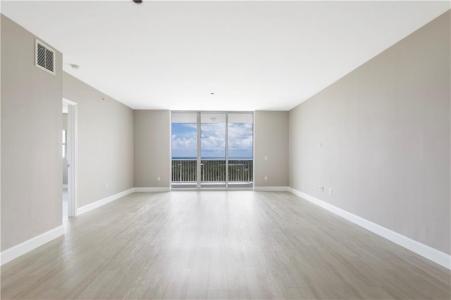 15051 ROYAL OAKS LN 2106, North Miami Beach, Floryda 33181, USA