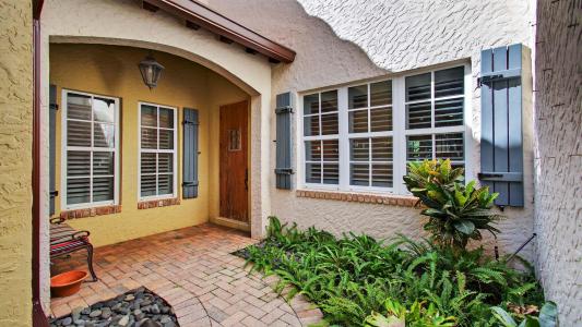 1028 Coralina Lane, Delray Beach, Florida 33483