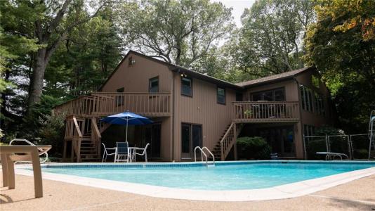 65 Huguenot Drive, East Greenwich, RI 02818, USA