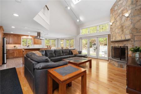 825 Woonsocket Hill Road, North Smithfield, RI 02896, USA