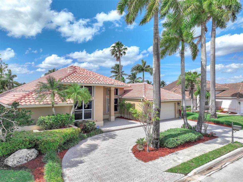 620 W Laurel Ln W, Pembroke Pines, FL 33027