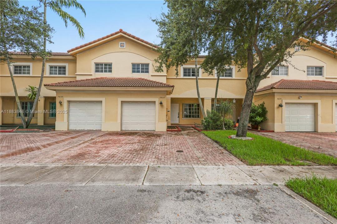 7627 N Stonecreek Cir, Davie, FL 33024