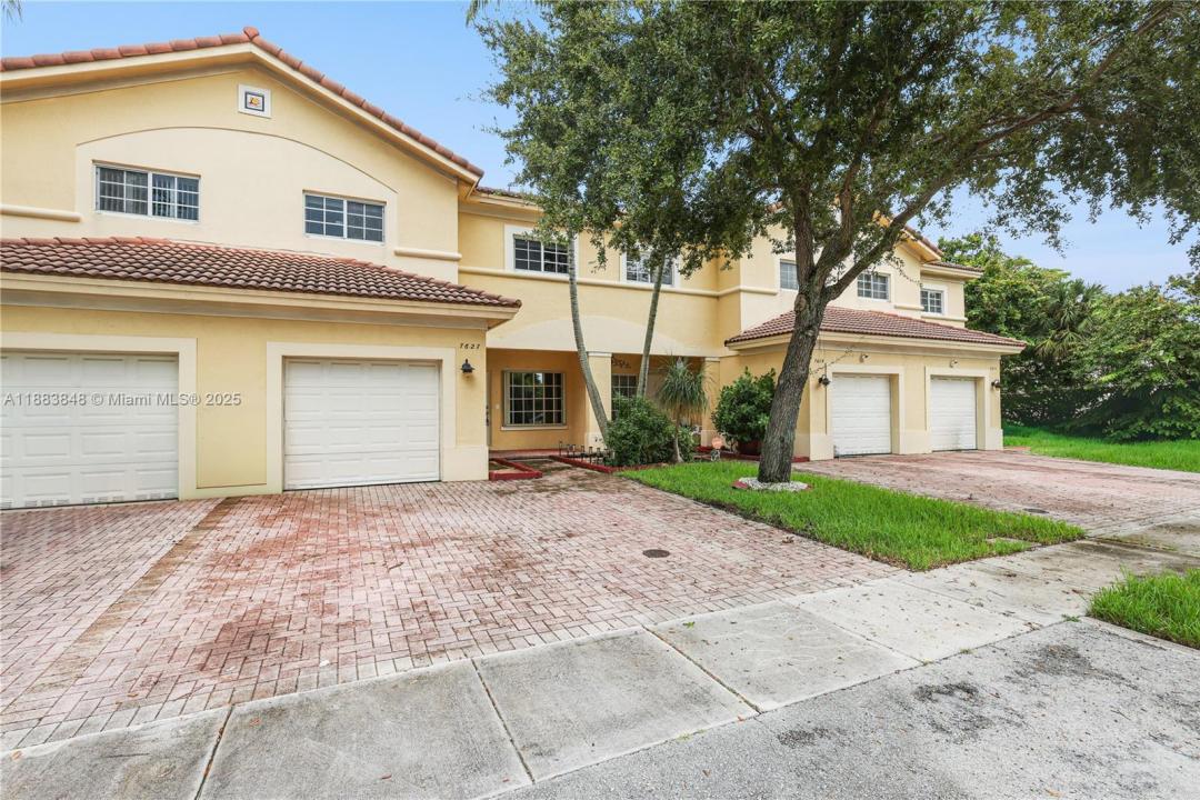 7627 N Stonecreek Cir, Davie, FL 33024