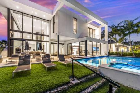 418 Sunset Dr, Hallandale Beach, FL 33009