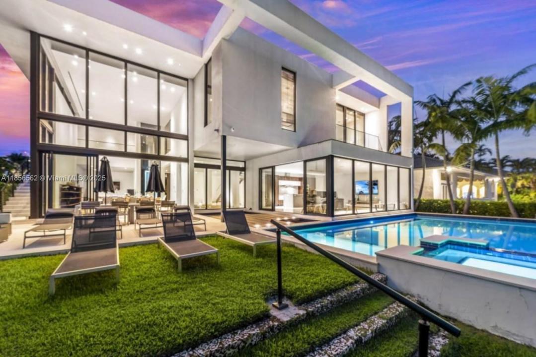 418 Sunset Dr, Hallandale Beach, FL 33009