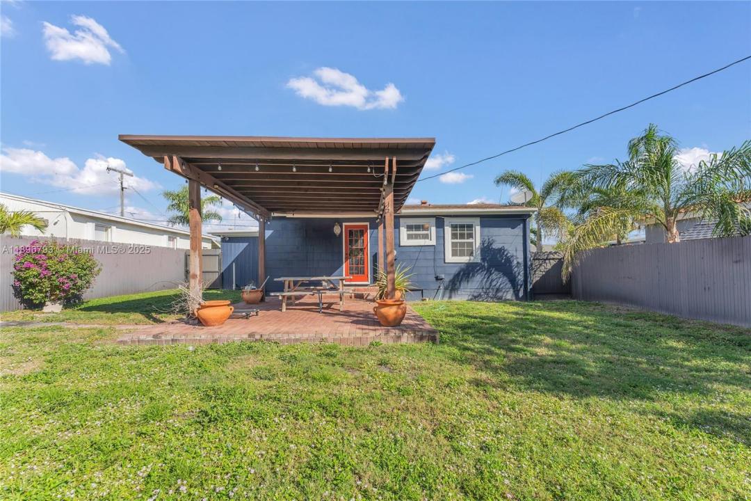 818 Kaye St, West Palm Beach, FL 33405