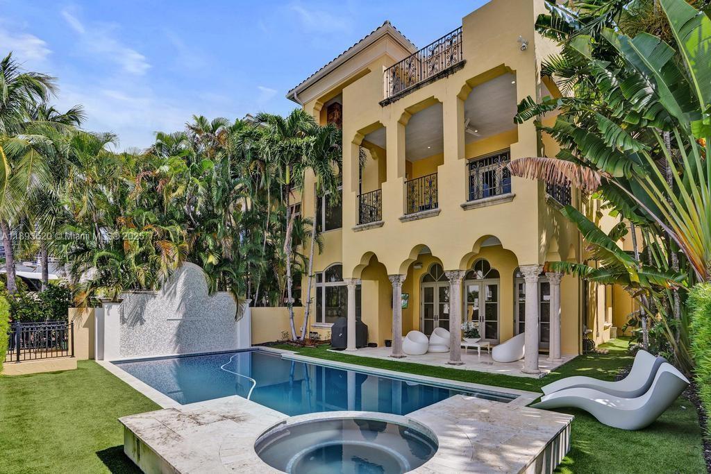 1516 Island Blvd, Aventura, FL 33160