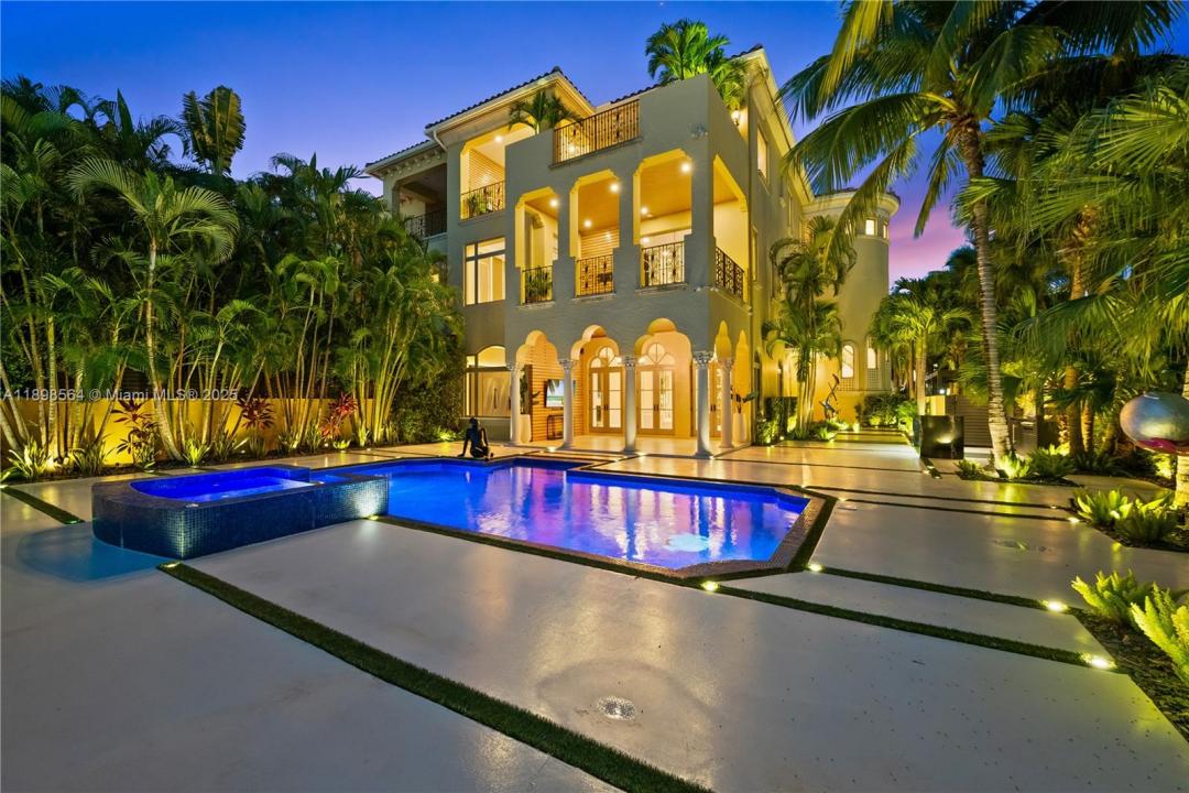 1530 Island Blvd, Aventura, FL 33160