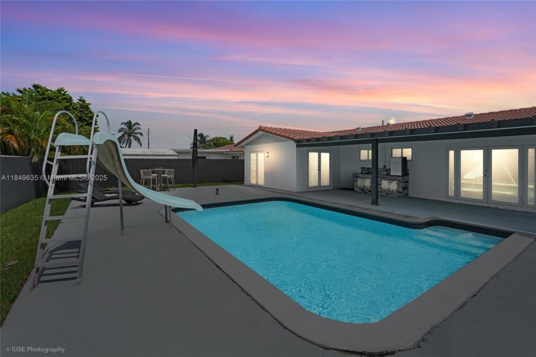 10333 SW 6th St, Sweetwater, FL 33174