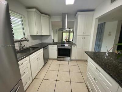 437 Lakeview Dr 201, Weston, FL 33326