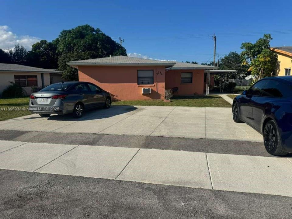 2343 NW 28th St #1-2, Oakland Park, FL 33311