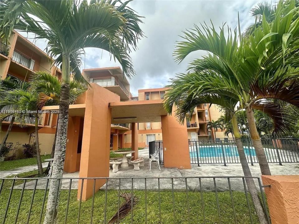 6780 W 2nd Ct 214, Hialeah, FL 33012