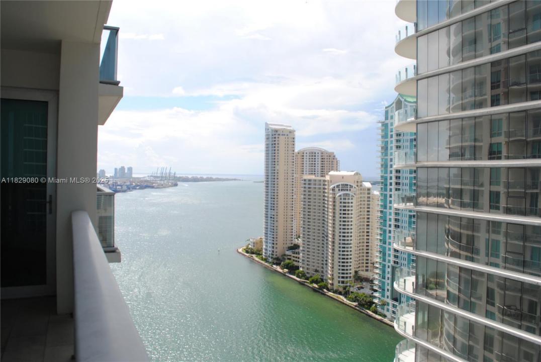 300 S Biscayne Blvd T-2802, Miami, FL 33131