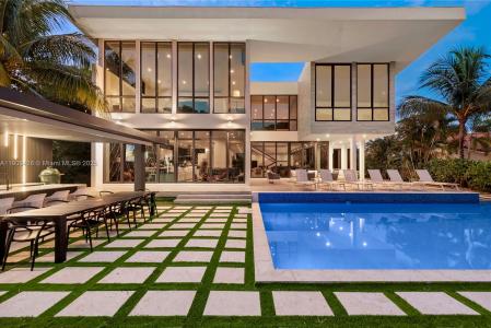 521 Holiday Dr, Hallandale Beach, FL 33009