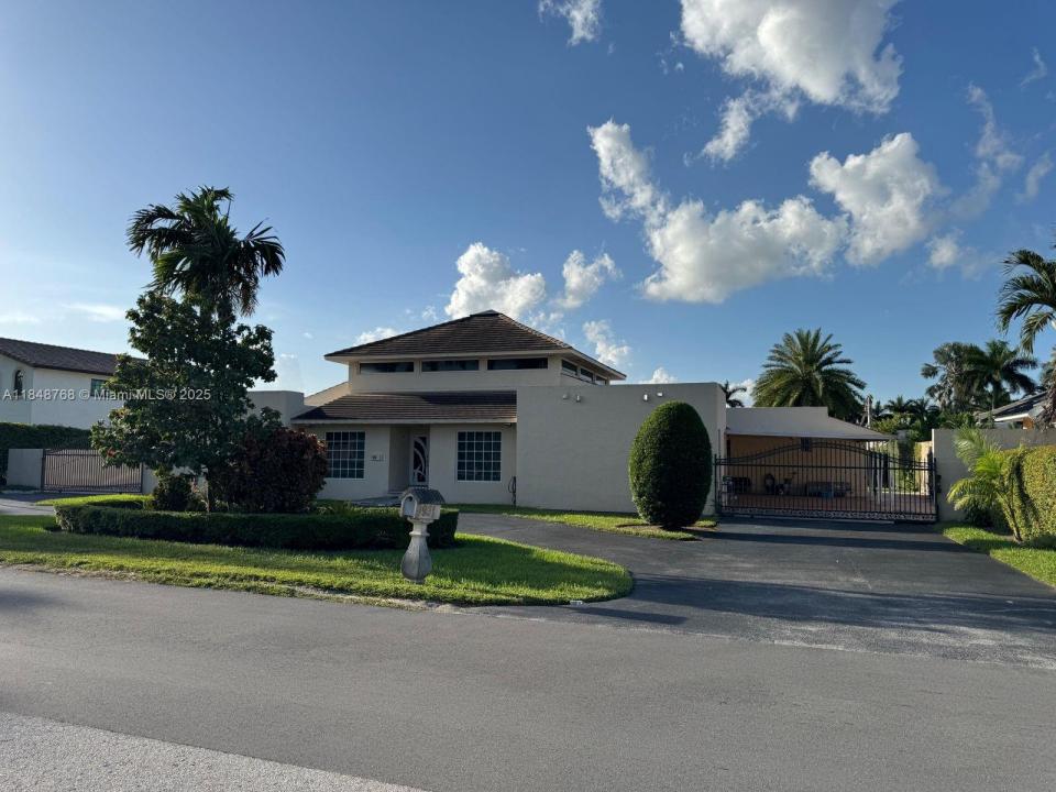 9931 NW 130th St, Hialeah Gardens, FL 33018