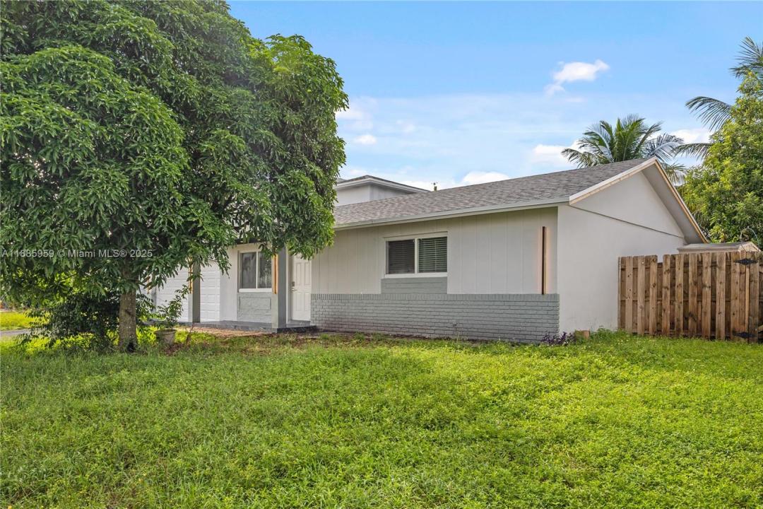 8250 NW 46th St, Lauderhill, FL 33351