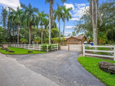 15720 SW 56th St, Southwest Ranches, FL 33331