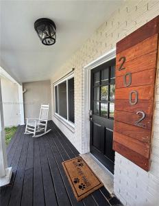 2002 NE 43rd St, Oakland Park, FL 33308