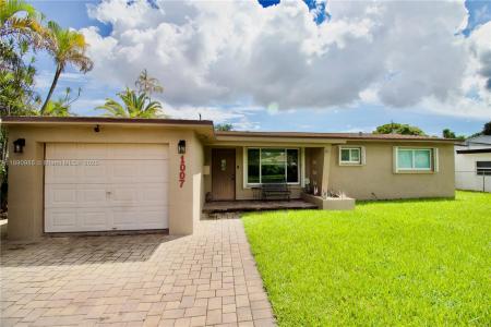 1007 N Golf Dr, Hollywood, FL 33021