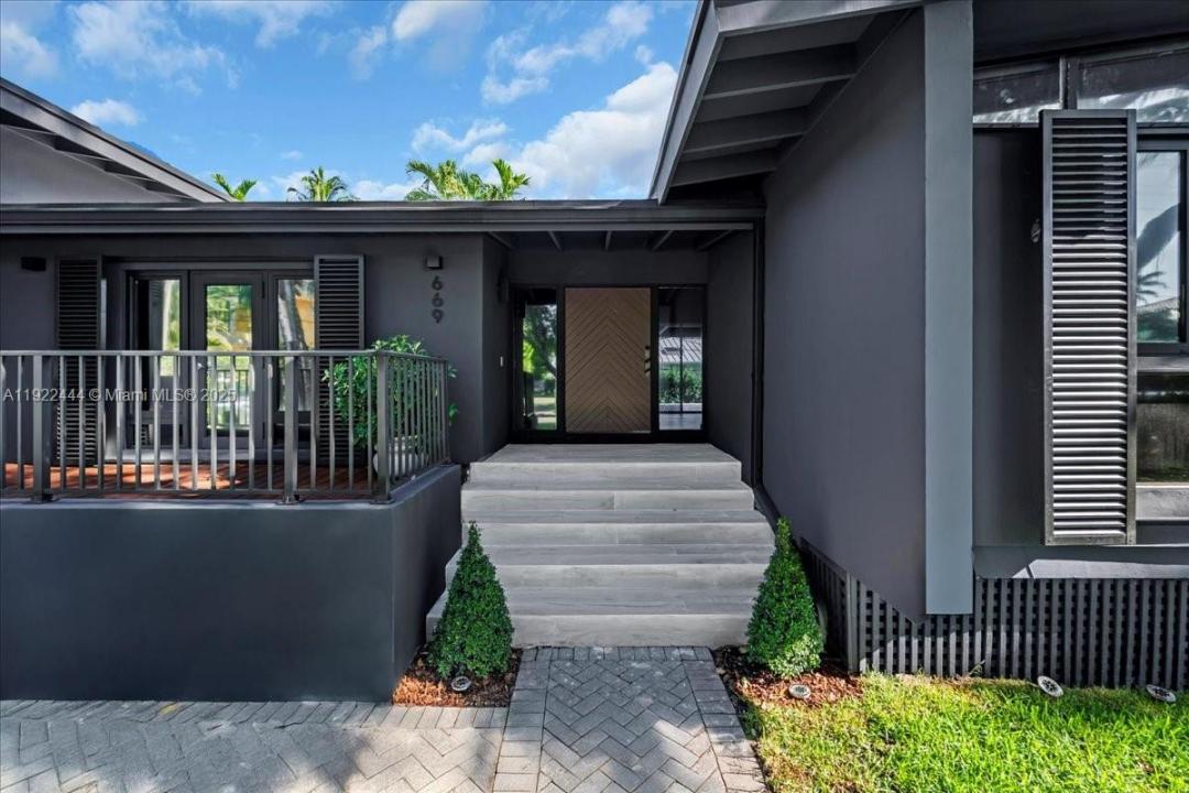 669 S Mashta Dr, Key Biscayne, FL 33149