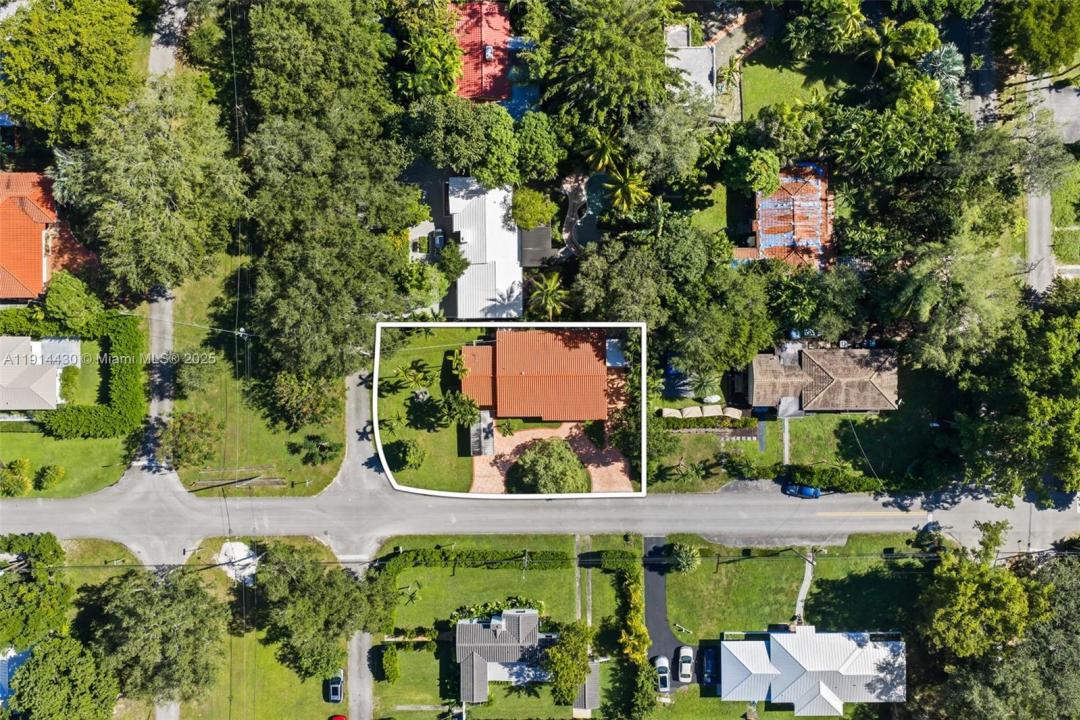 700 NE 118th St, Biscayne Park, FL 33161