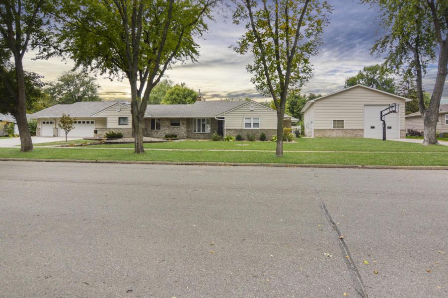 1733 Illinois Avenue SW, Huron, South Dakota 57350