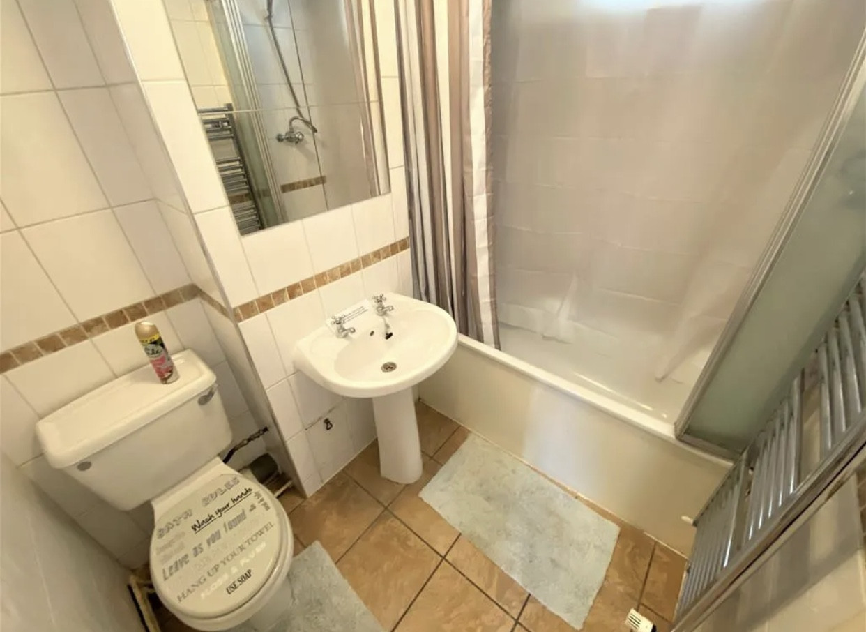 77, Evergreen Way, HAYES, United Kingdom