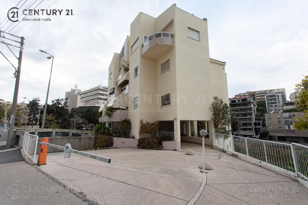 ארתור הנטקה, Haifa, Israel