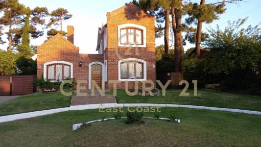 Gladiolos esquina Lirios Padre pio, Pinares-Las Delicias, マルドナド 20000, ウルグアイ