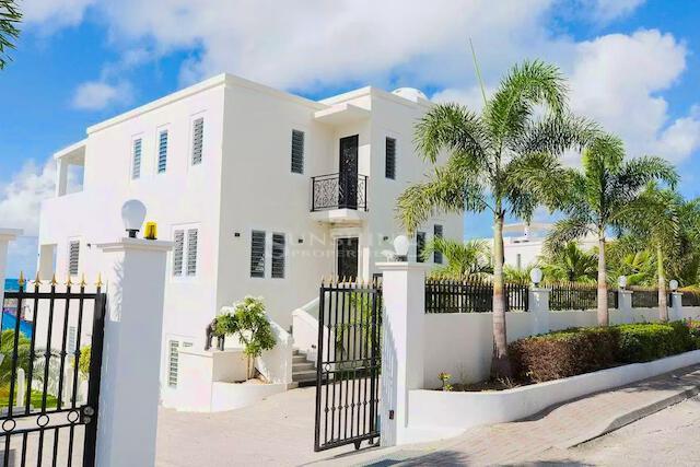 Immaculate Frangipani Pelican Key Villa, Pelican Key, Сент Маартен