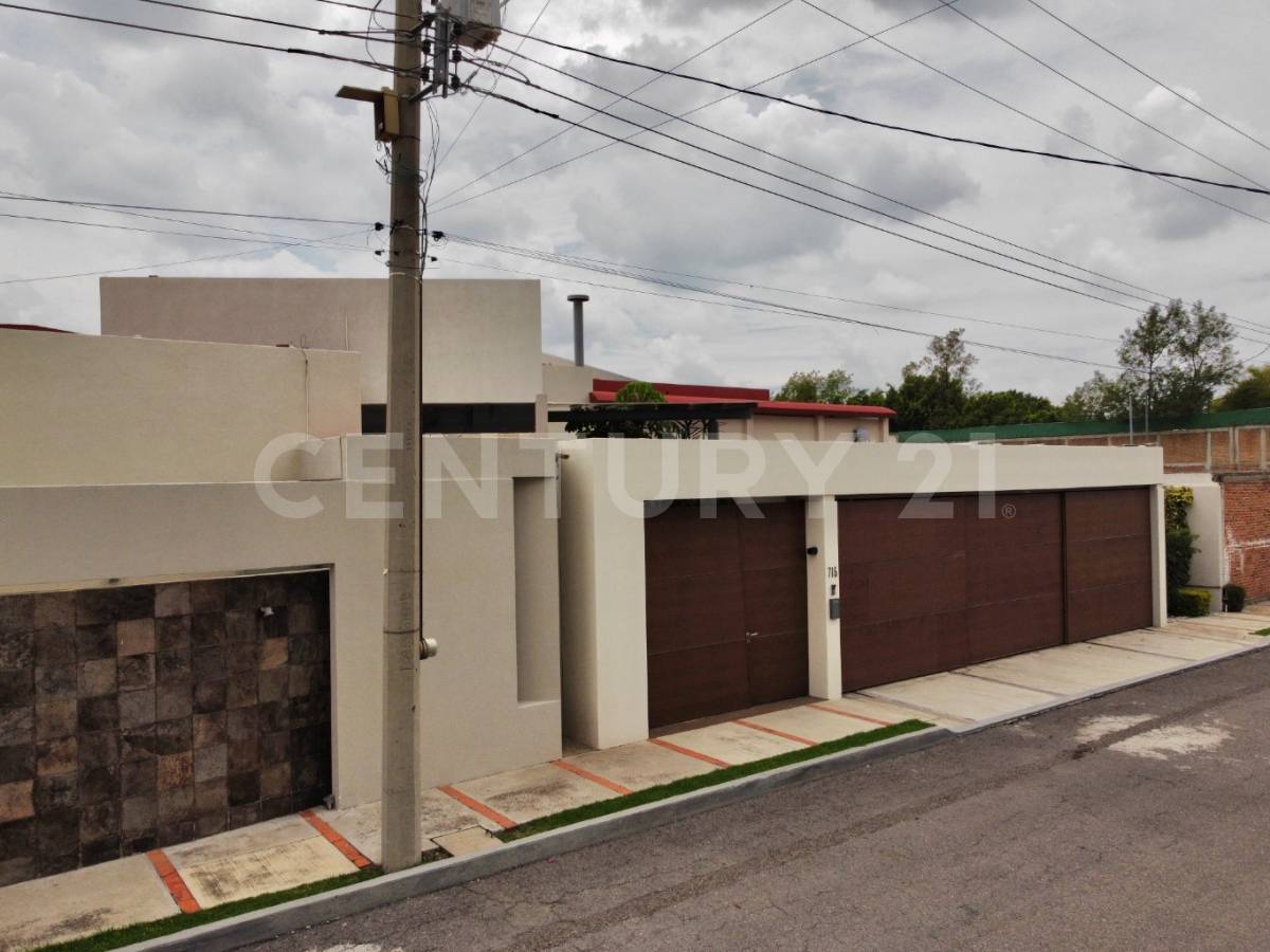Casa Residencial en Venta, Fracc. Campestre Paraíso, zona Zavaleta, Puebla ., Puebla, Puebla 72150, Mexico