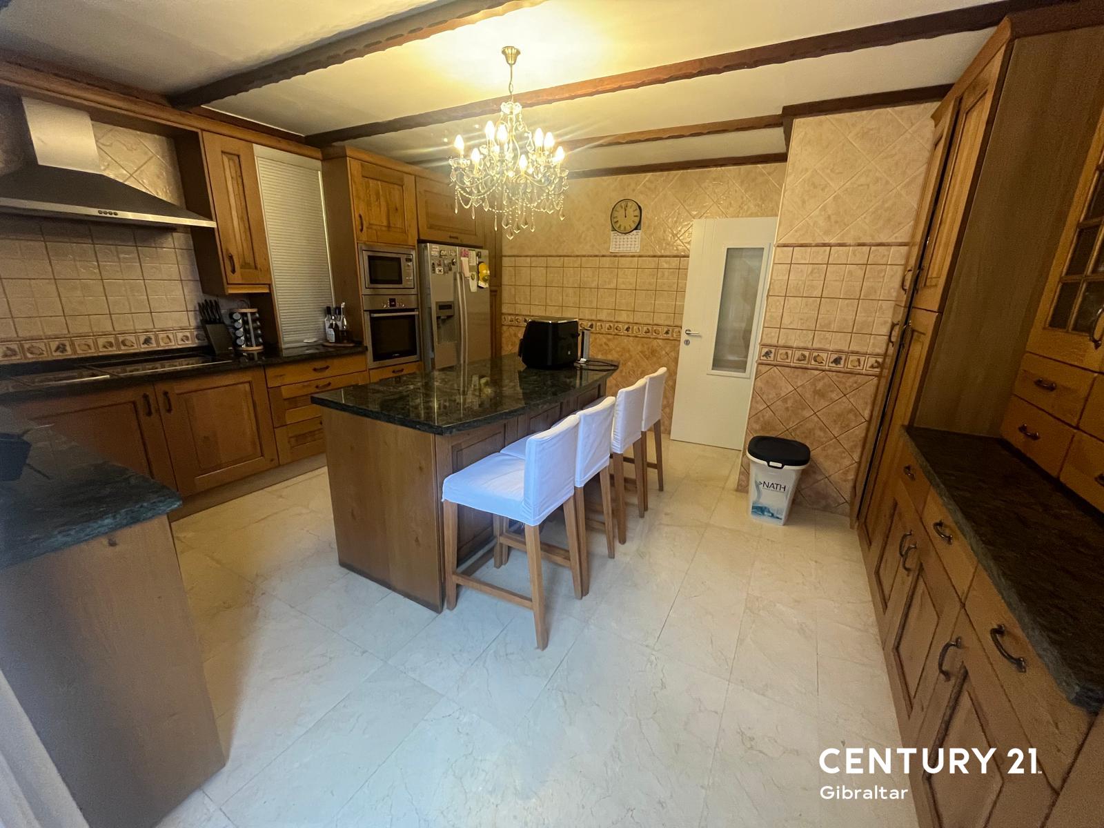 0/1, 220, South District, South District, 直布羅陀