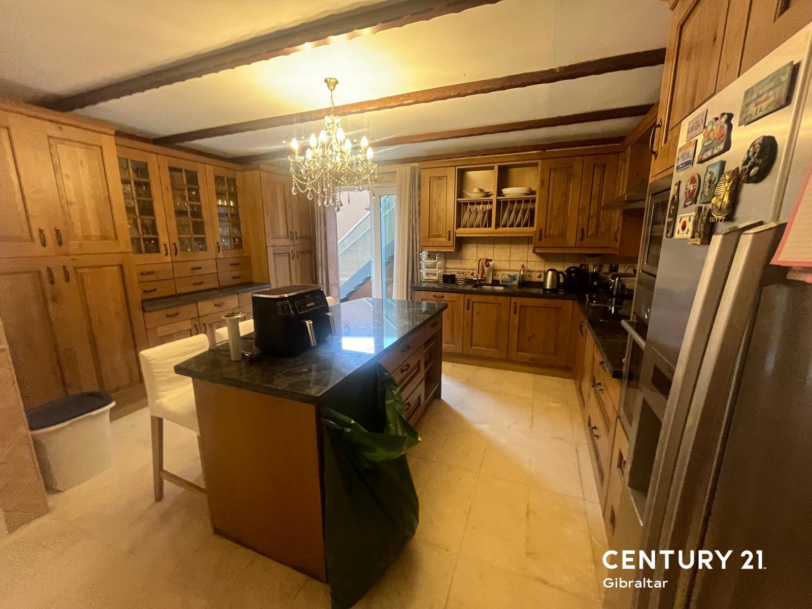 0/1, 220, South District, South District, 直布羅陀