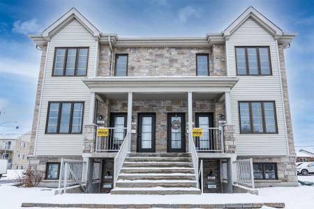 1417  Rue Gibbon, Laval (Chomedey), ケベック H7W 4X6, カナダ