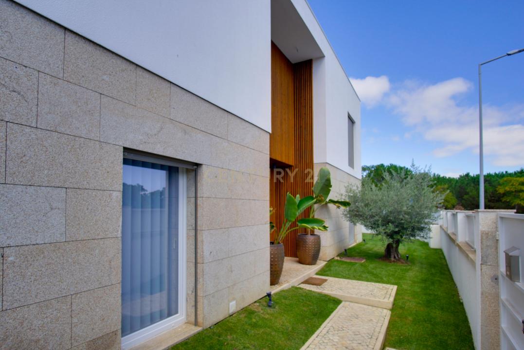 Almada, Setubal 2820-307, Portugal