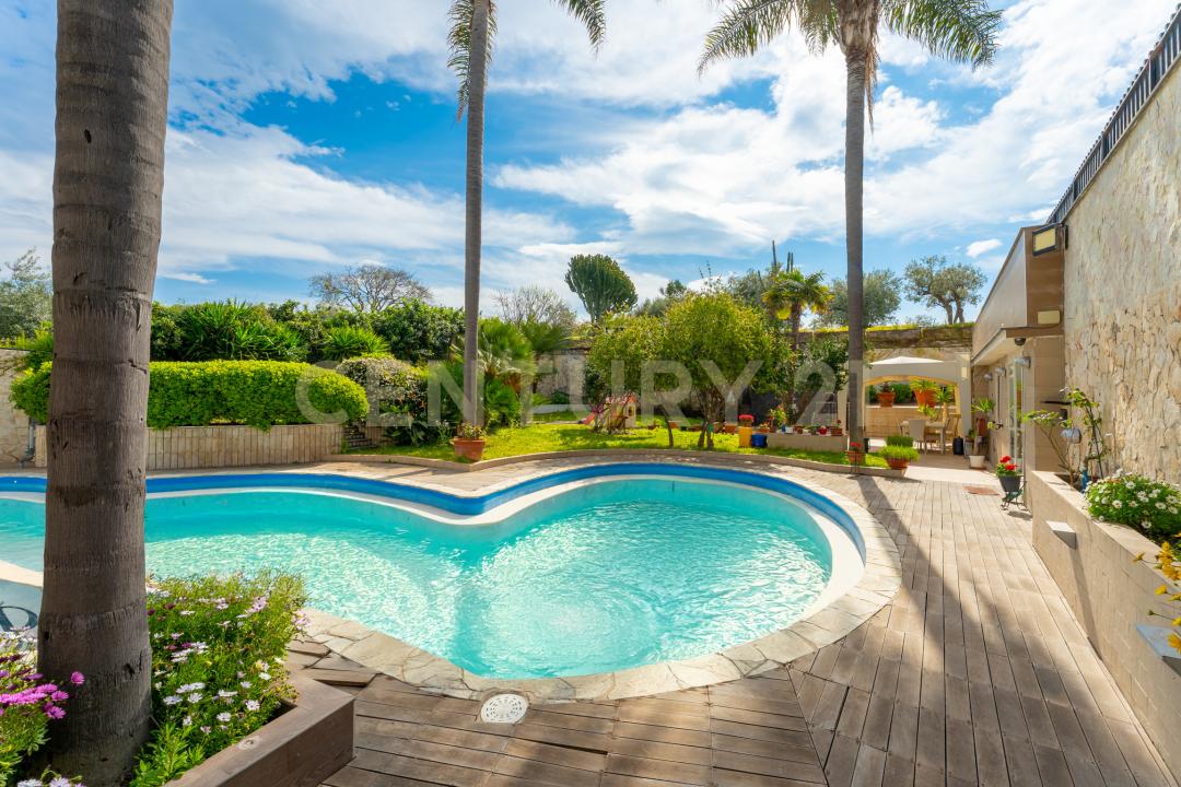 Via G. Pezzana, Aci Castello, Sicilia 95021, Italia