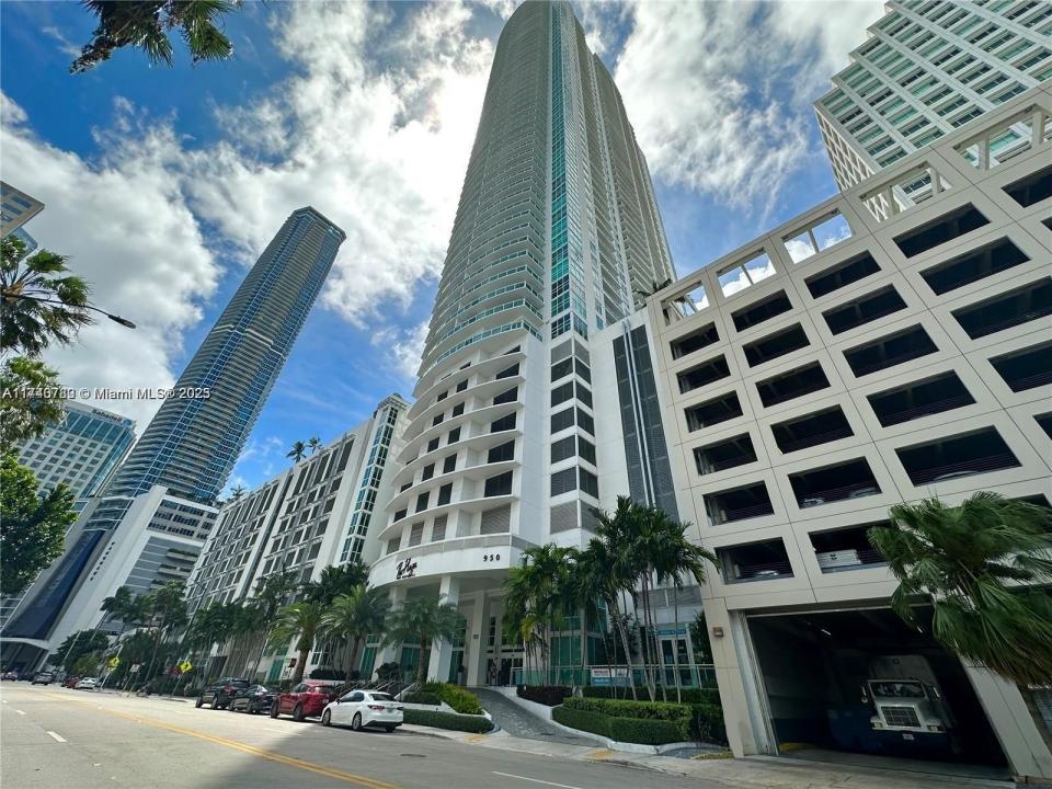 950 Brickell Bay Dr 5302, Miami, Florida 33131