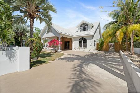 NINE PALMS RESIDENTIAL HOME WITH INCOME PRODUCING COTTAGES, 28&30 Water Street, Savannah, Grand Cayman, Cayman Islands