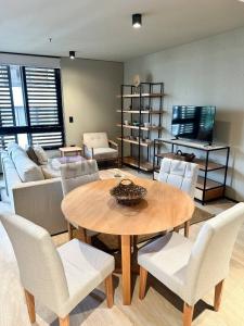 Teniente Morales casi Juan de Salazar, Edificio The Station , Las Mercedes, Asunción 00001, Paraguay