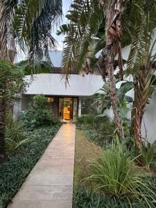 Prof. Dr. Francisco Fernandez , Mburucuyá, Asunción 00001, Paraguay