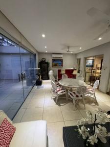 Prof. Dr. Francisco Fernandez , Mburucuyá, Asunción 00001, Paraguay