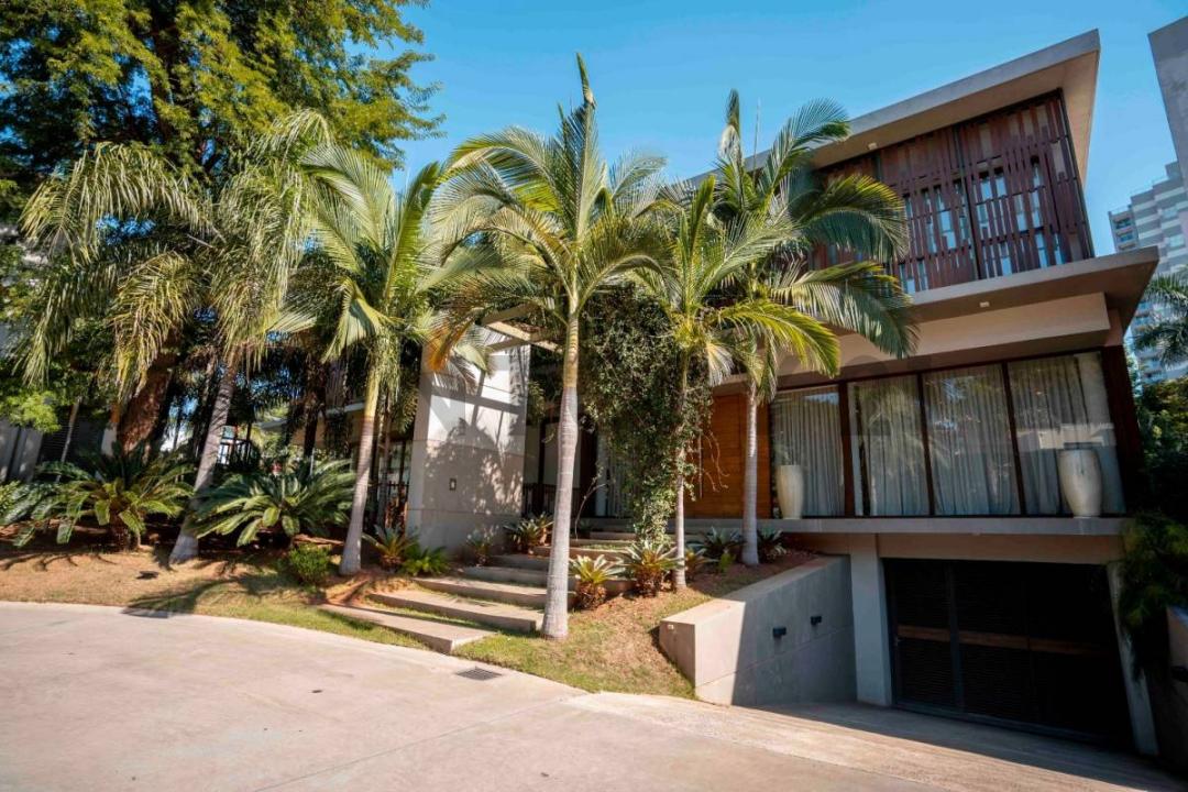 Avd. Primer Presidente Esq. Jazmín del Paraguay , Mburucuyá, Asunción 00001, Le Paraguay