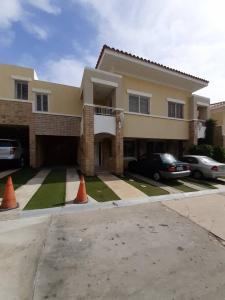 Venta TH Av. 2 El Milagro Conj Residencial Puerto Banus No. A-10A, Maracaibo, Zulia 4002, Venezuela