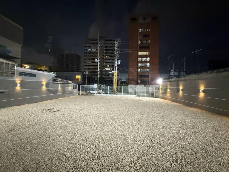 Calle cerca de Rico Pollo Regional Venta de Terreno, Valencia, Carabobo 2001, Venezuela